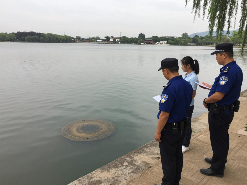 應(yīng)急監(jiān)督執(zhí)法人員在觀測河道污水排放